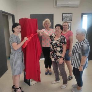 Tworzenie szafki bookcrossingowej w Klubie Seniora